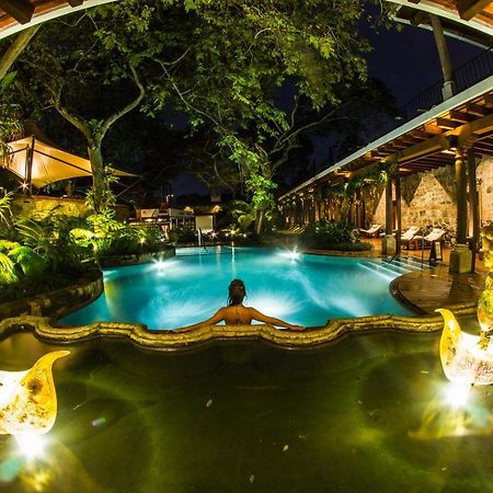 โรงแรมมูเซโอ กาซา ซานโต โดมิงโก Antigua ภายนอก รูปภาพ The resort's swimming pool