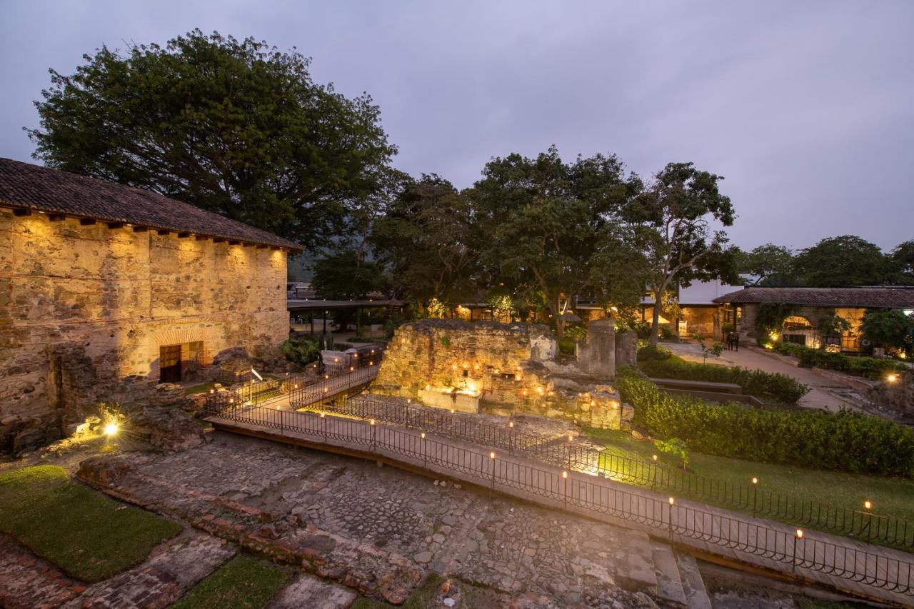 โรงแรมมูเซโอ กาซา ซานโต โดมิงโก Antigua ภายนอก รูปภาพ The resort at night