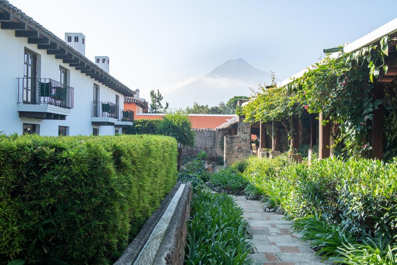 โรงแรมมูเซโอ กาซา ซานโต โดมิงโก Antigua ภายนอก รูปภาพ View of the hotel with the volcano in the background