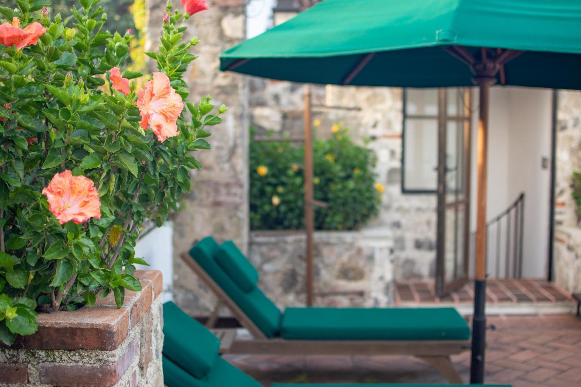 โรงแรมมูเซโอ กาซา ซานโต โดมิงโก Antigua ภายนอก รูปภาพ A patio at the hotel