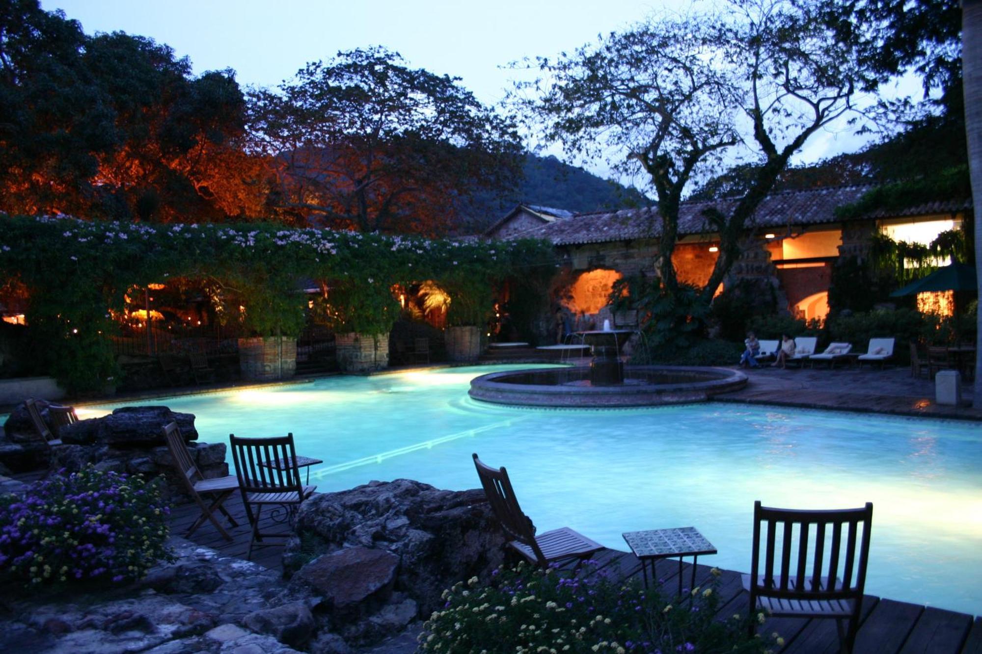 โรงแรมมูเซโอ กาซา ซานโต โดมิงโก Antigua ภายนอก รูปภาพ The pool at the Inn at the Opera House