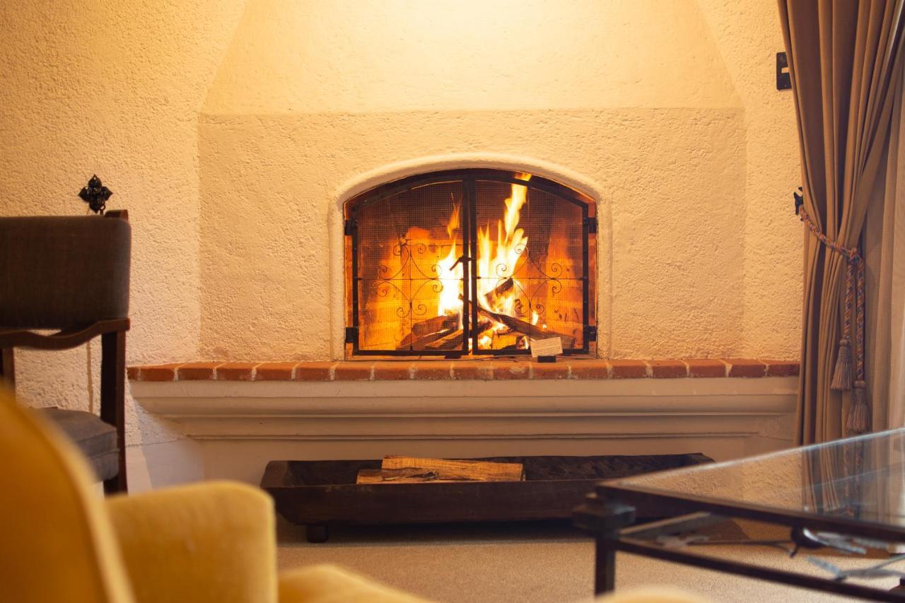 โรงแรมมูเซโอ กาซา ซานโต โดมิงโก Antigua ภายนอก รูปภาพ A fireplace