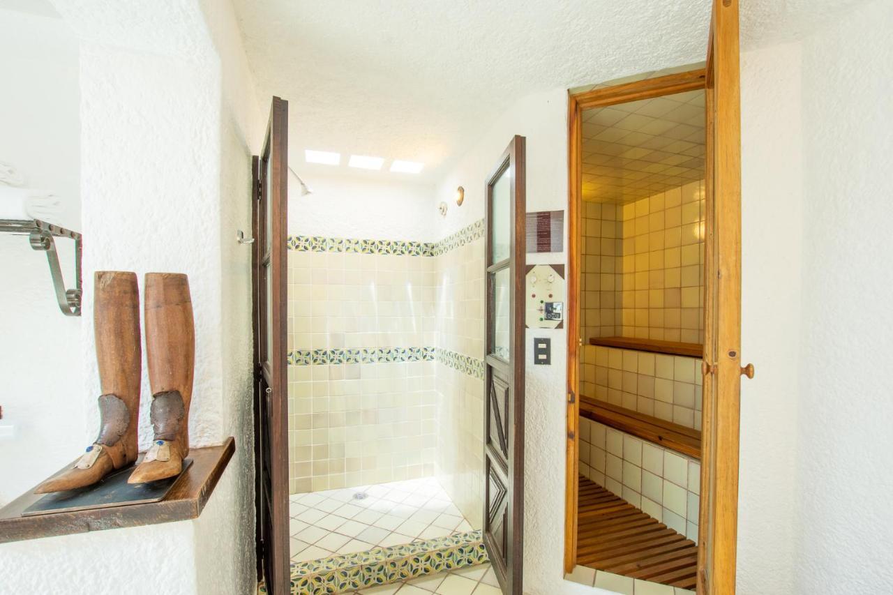 โรงแรมมูเซโอ กาซา ซานโต โดมิงโก Antigua ภายนอก รูปภาพ A shower in a private home