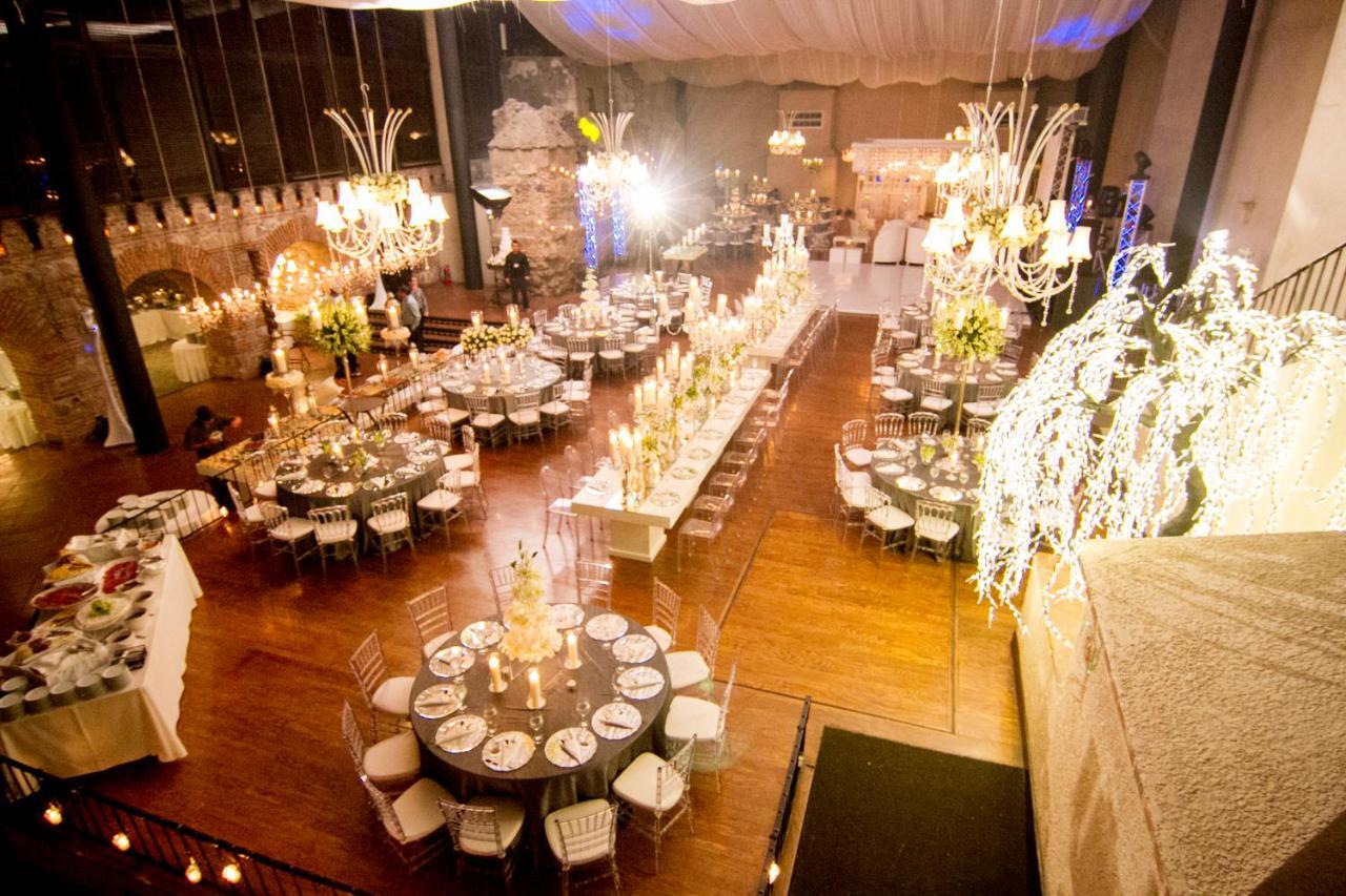 โรงแรมมูเซโอ กาซา ซานโต โดมิงโก Antigua ภายนอก รูปภาพ The interior of the ballroom at the Four Seasons Hotel