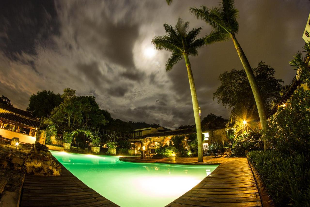 โรงแรมมูเซโอ กาซา ซานโต โดมิงโก Antigua ภายนอก รูปภาพ The resort at night