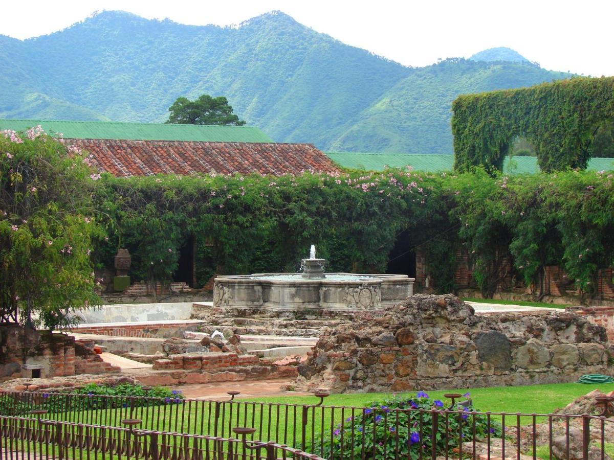 โรงแรมมูเซโอ กาซา ซานโต โดมิงโก Antigua ภายนอก รูปภาพ Fountain at the entrance of the park